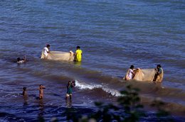 Aerial-view;-Bathing;-Children;-Choppy-sea;-Cloths;-Comoros-Archipelago;-Fishing;-France;-Indian-Ocean;-Kaleidos;-Kaleidos-images;-La-parole-à-limage;-Laurent-Abad;-Mahoran-women;-Mayotte;-Stories-Pictures;-Tradition;-Traditional-fishing;-Women